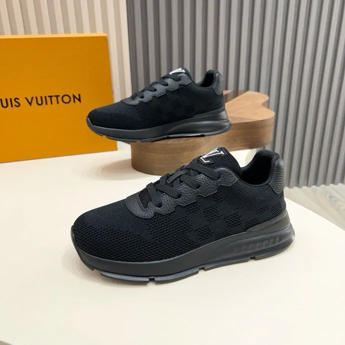 💰 640LV latest sports shoes! Select high-quality Monogram fly-knit fabric and have a square logo on the upper, highlighting the fashion of the 2025 men's series. The high-end and elegant upper made of absorbent film material collides with the dynamic ultra-light sole for texture, and the Louis Vuitton logo embellishes the back and outsole of the shoe.    SIZE 39-44 (38, 46 customized)